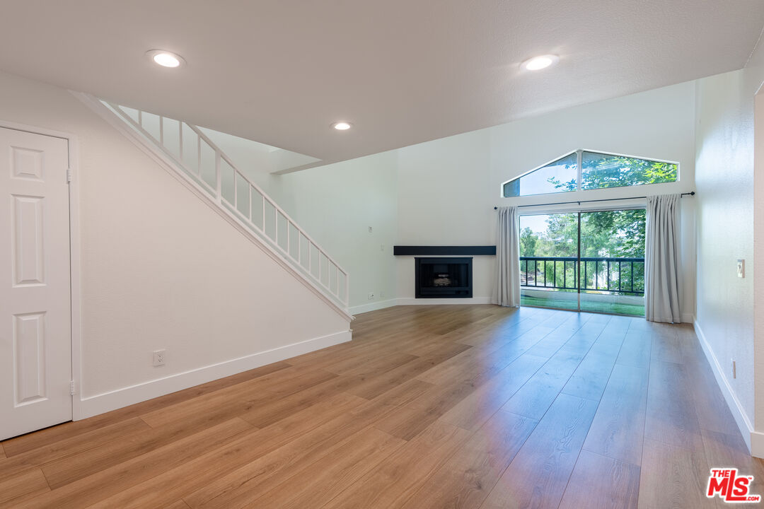 5500 Owensmouth Ave Unit: 328