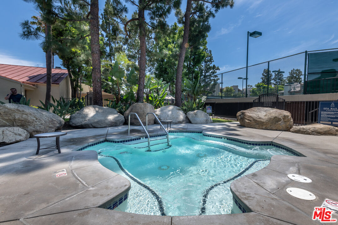 5500 Owensmouth Ave Unit: 328