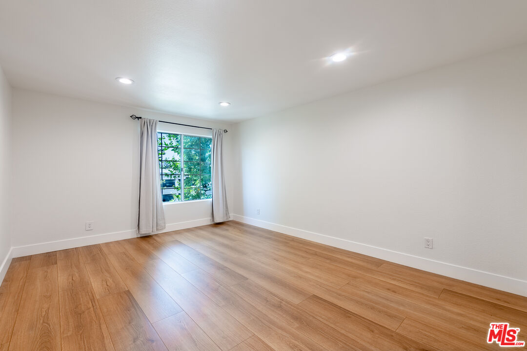 5500 Owensmouth Ave Unit: 328