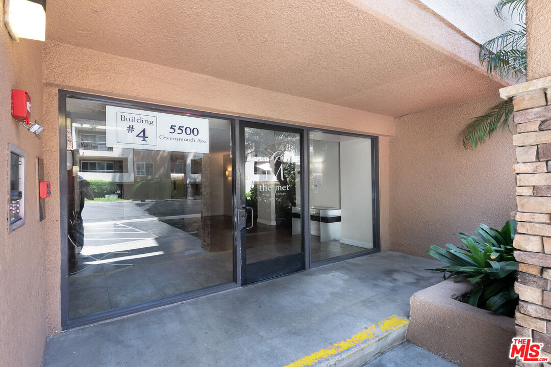 5500 Owensmouth Ave Unit: 328