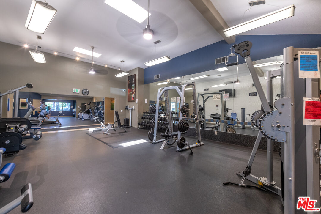5500 Owensmouth Ave Unit: 328