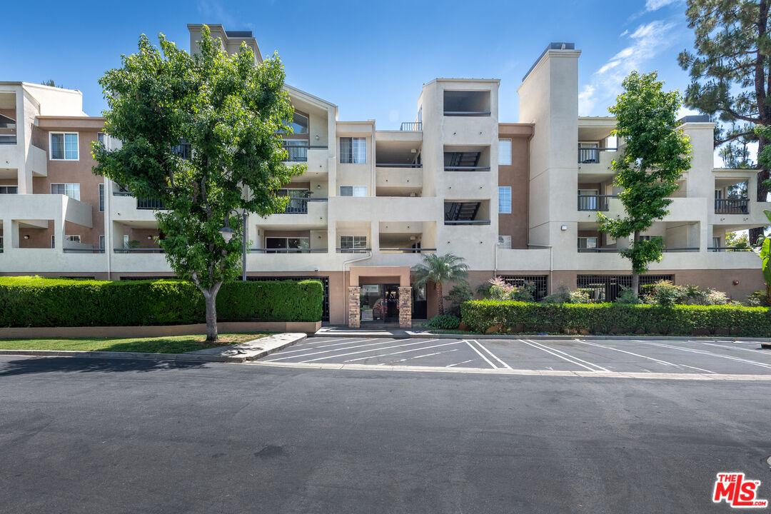 5500 Owensmouth Ave Unit: 328