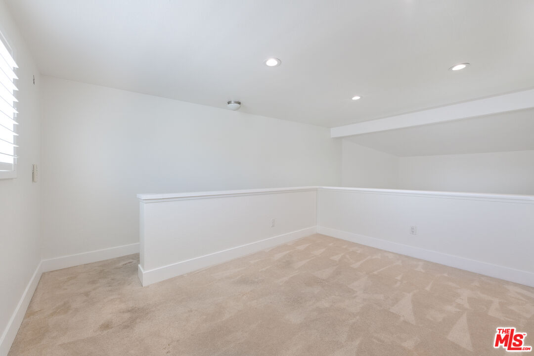 5500 Owensmouth Ave Unit: 328