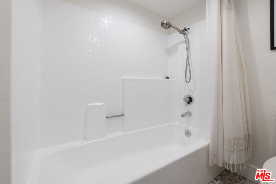 5500 Owensmouth Ave Unit: 328