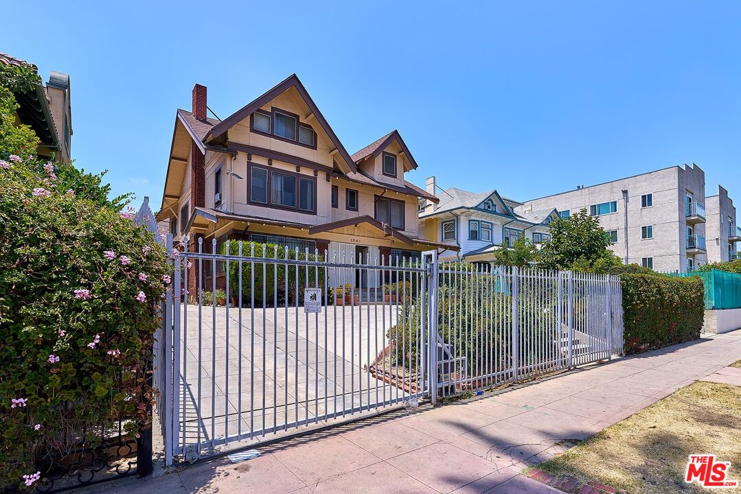 1041 Elden Ave