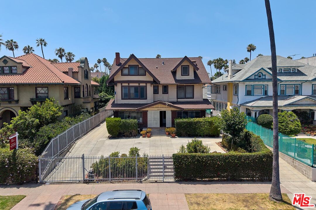1041 Elden Ave