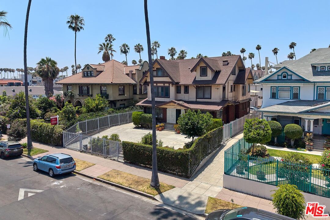 1041 Elden Ave