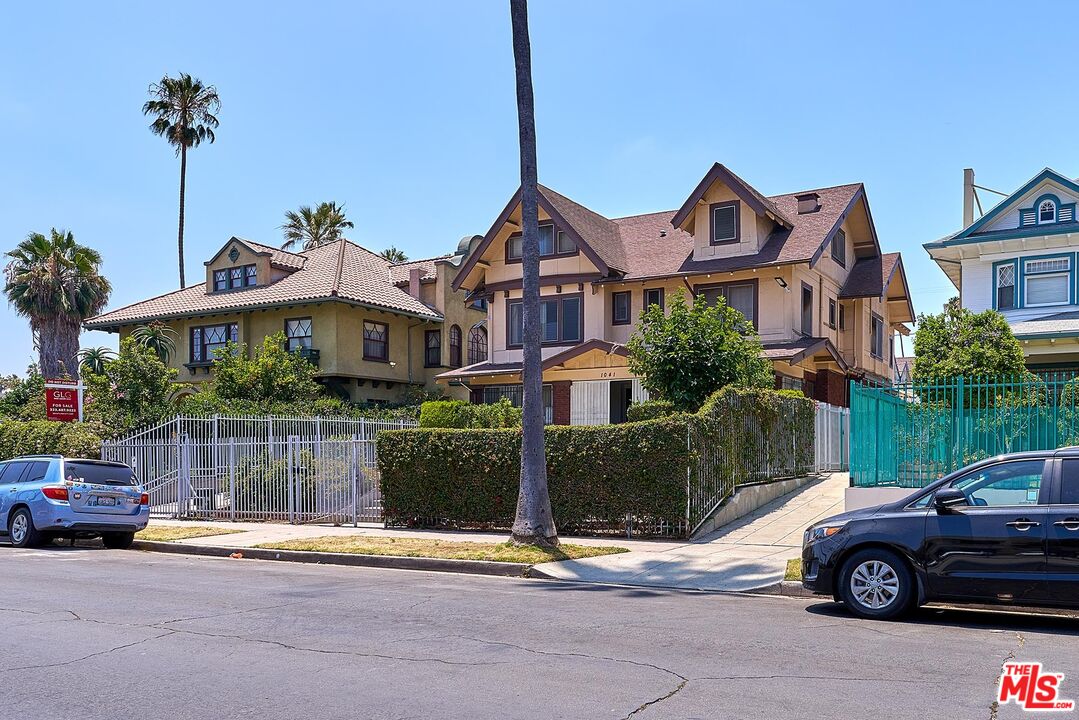 1041 Elden Ave