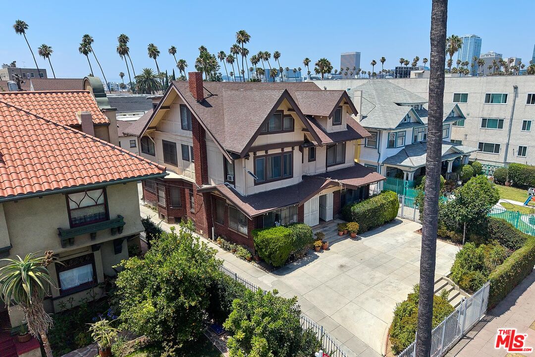 1041 Elden Ave