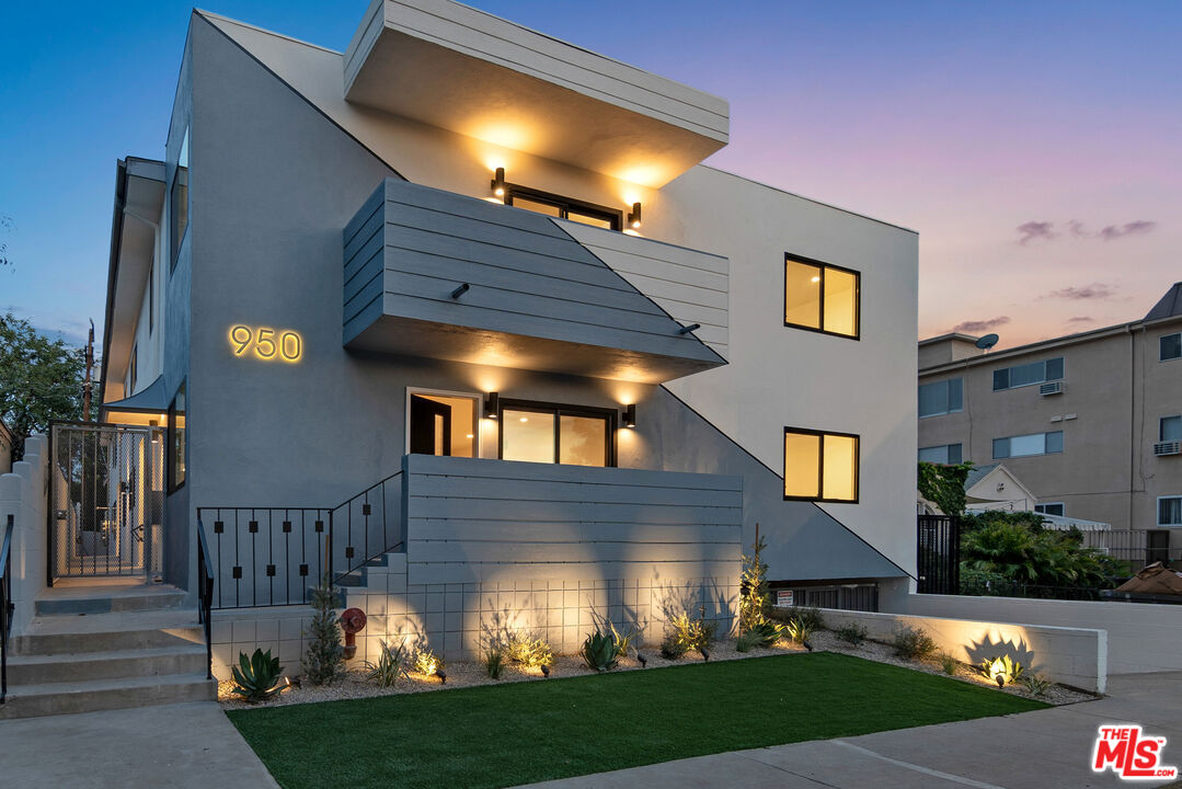 950 Havenhurst Dr Unit: 3