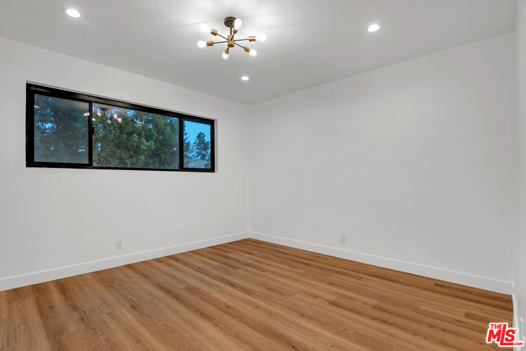 950 Havenhurst Dr Unit: 3