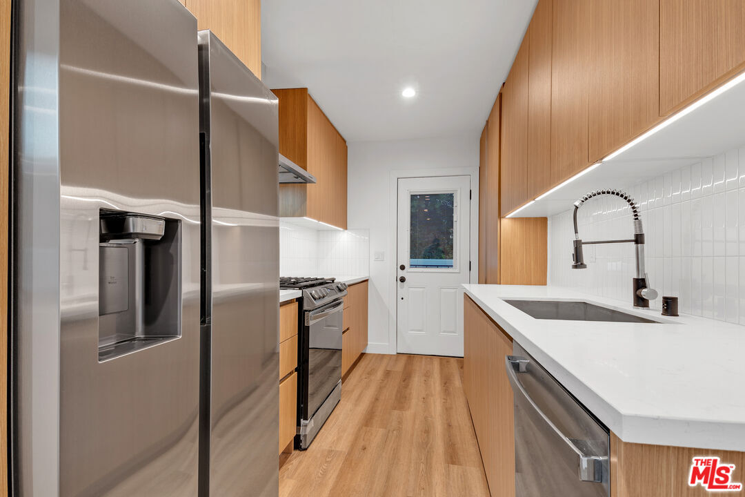 950 Havenhurst Dr Unit: 3