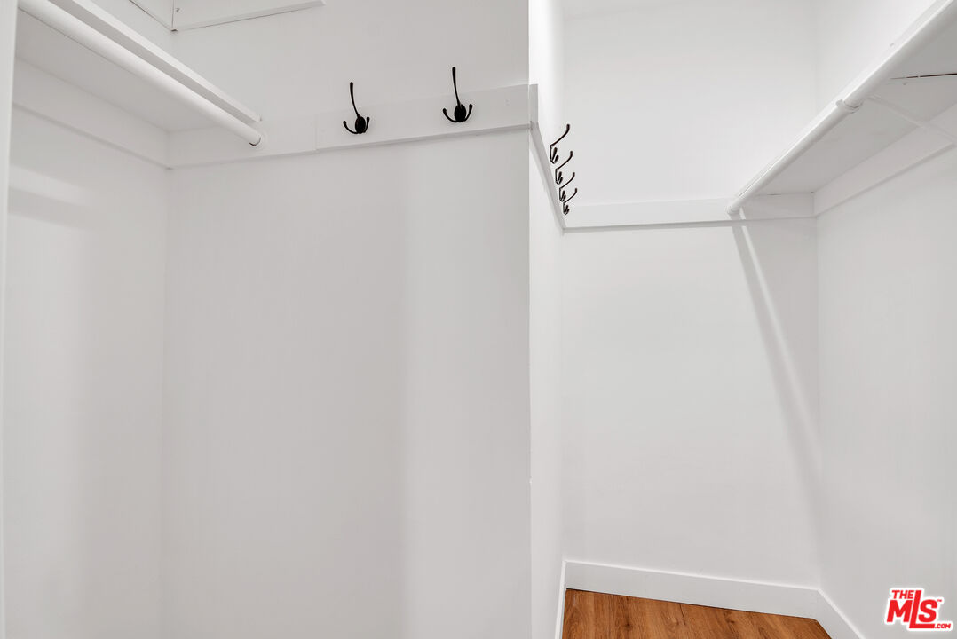 950 Havenhurst Dr Unit: 3