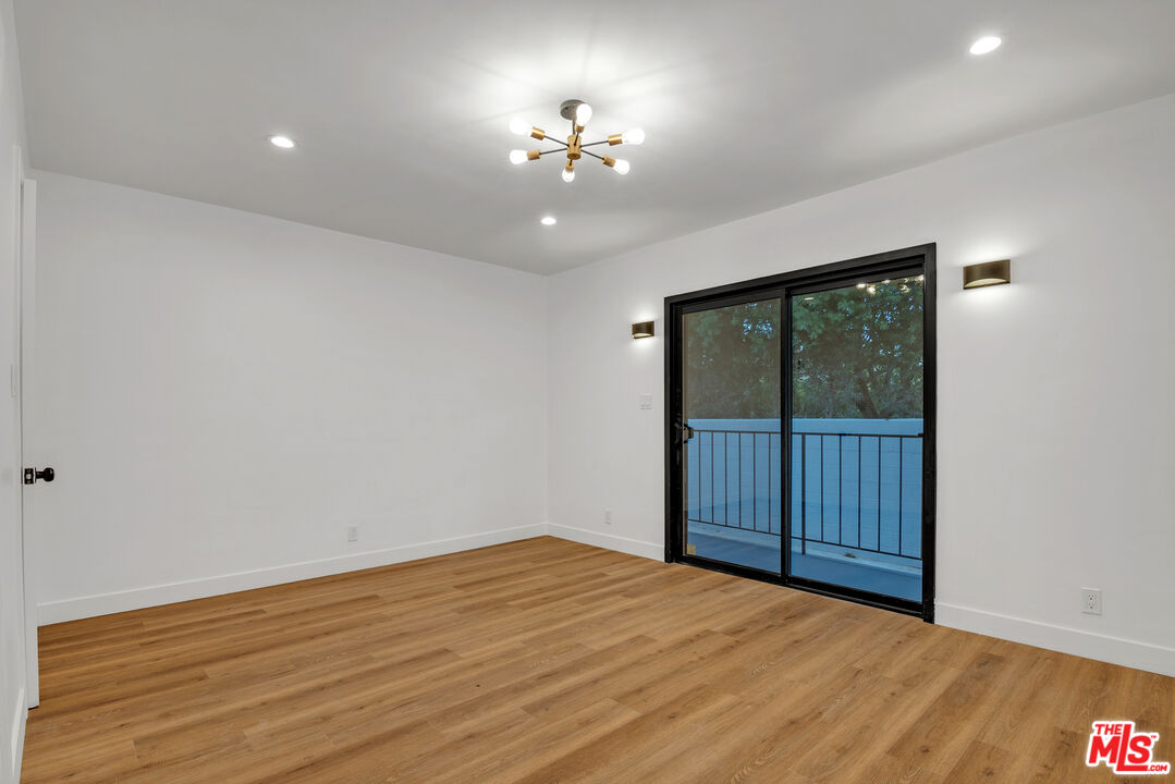 950 Havenhurst Dr Unit: 3