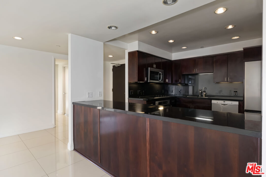 10445 Wilshire Blvd Unit: 905