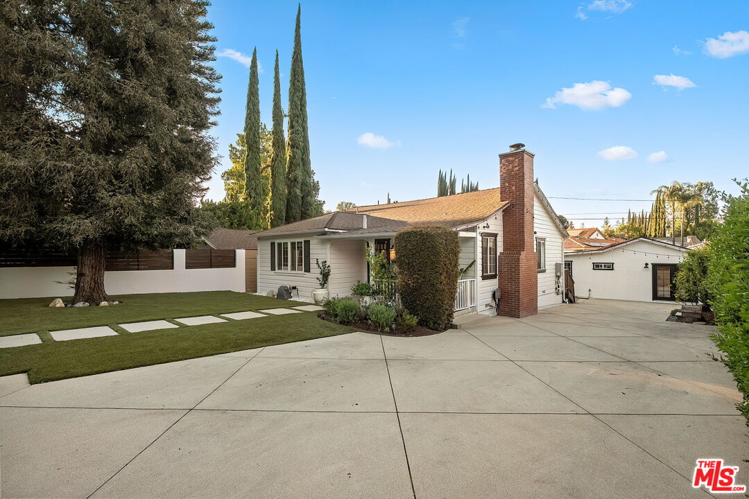 22227 Avenue San Luis