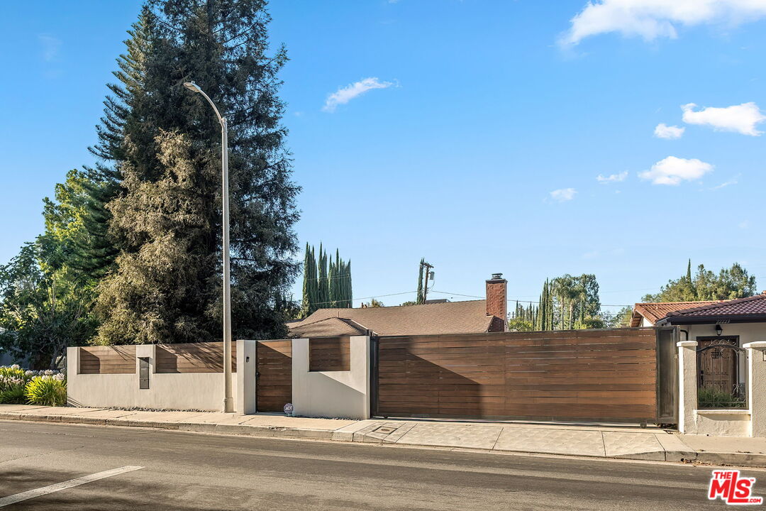 22227 Avenue San Luis