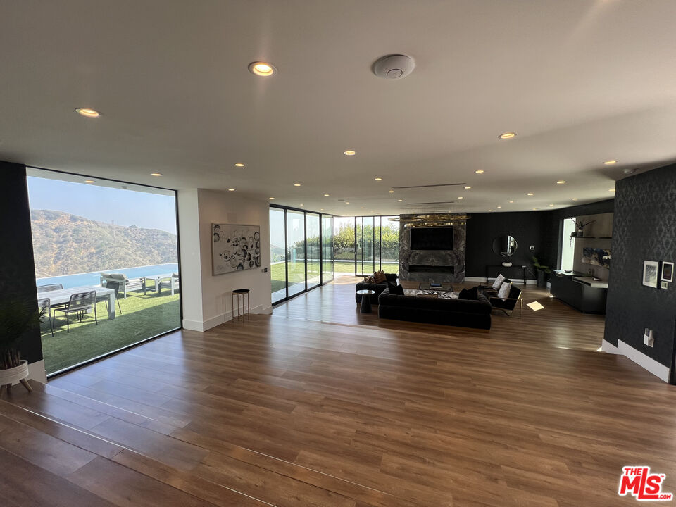 2110 HERCULES DR