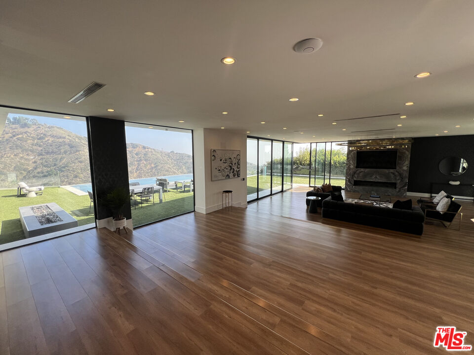 2110 HERCULES DR