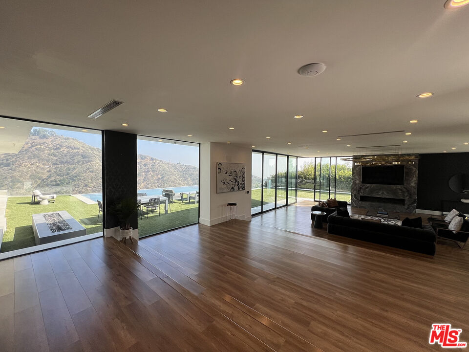 2110 HERCULES DR