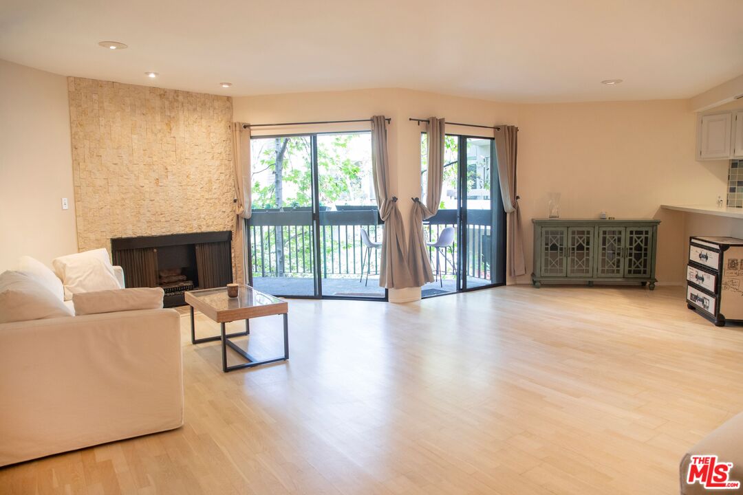 950 N Kings Rd Unit: 245