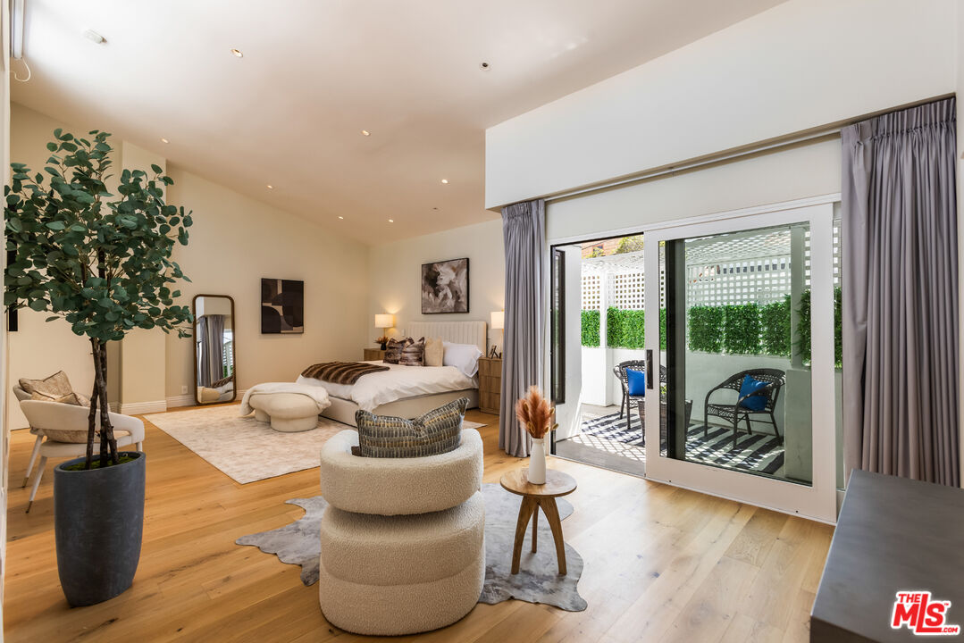 869 S Bundy Dr