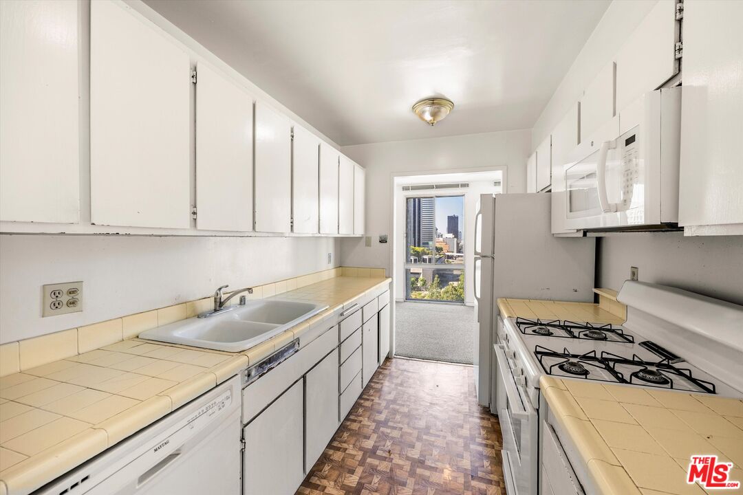 800 W 1st St Unit: 908