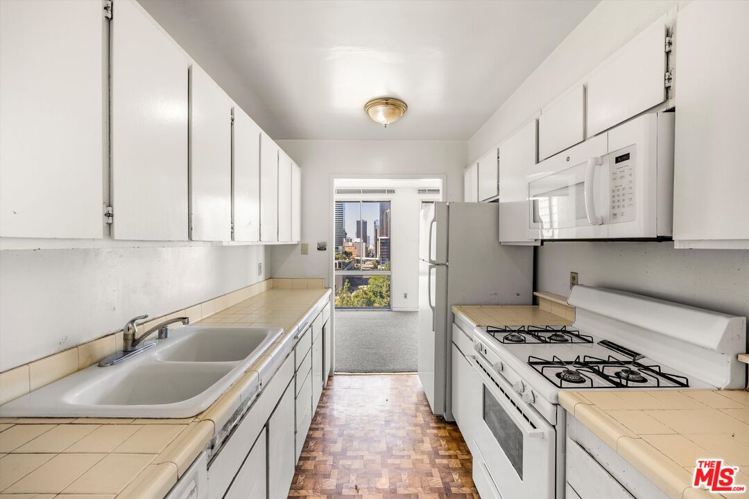 800 W 1st St Unit: 908