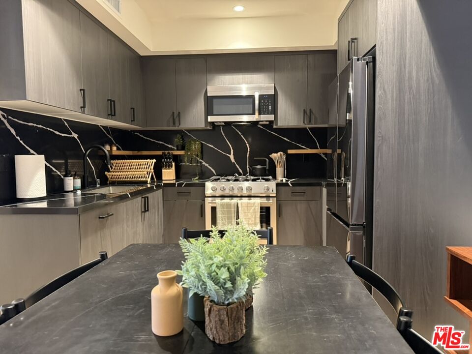 1110 S Spaulding Ave Unit: 204
