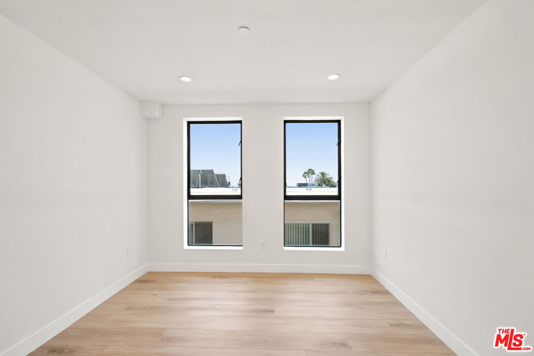 1434 N Poinsettia Pl Unit: 102