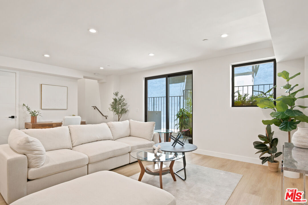 1434 N Poinsettia Pl Unit: 102