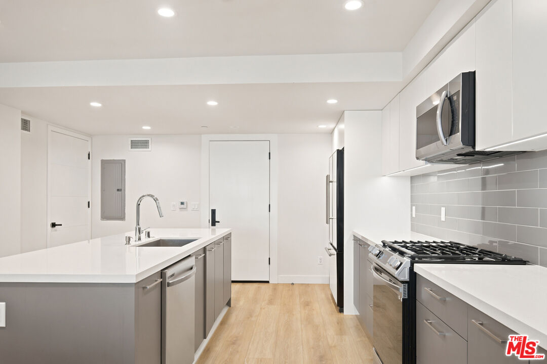 1434 N Poinsettia Pl Unit: 102