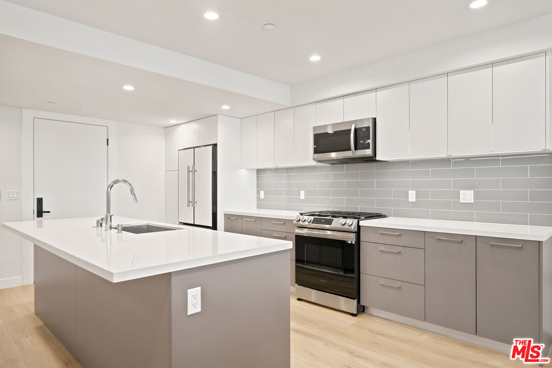 1434 N Poinsettia Pl Unit: 102