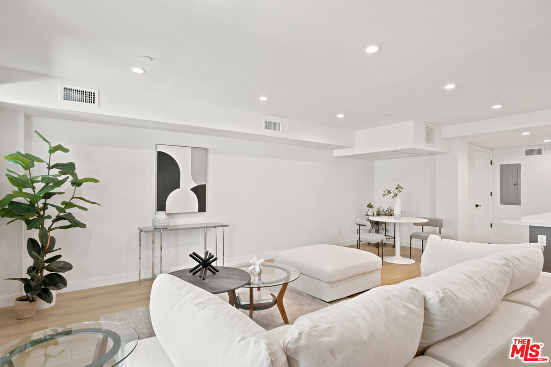 1434 N Poinsettia Pl Unit: 102