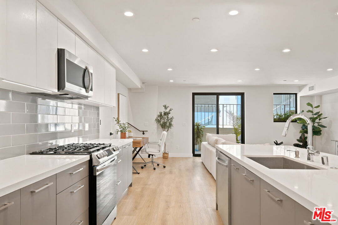 1434 N Poinsettia Pl Unit: 102