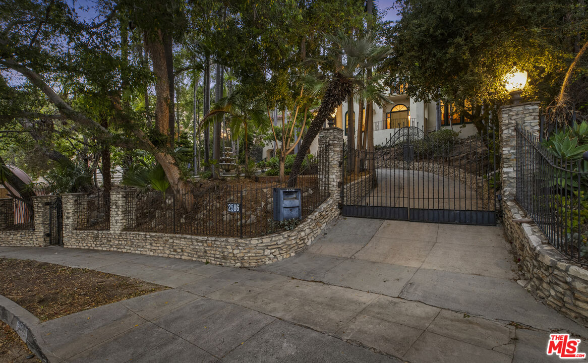 2586 Aberdeen Ave