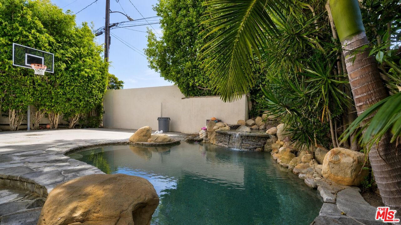 447 S Almont Dr