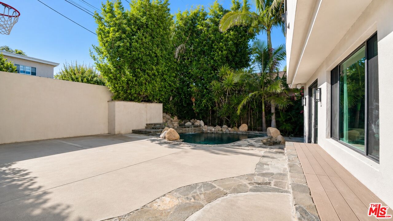 447 S Almont Dr