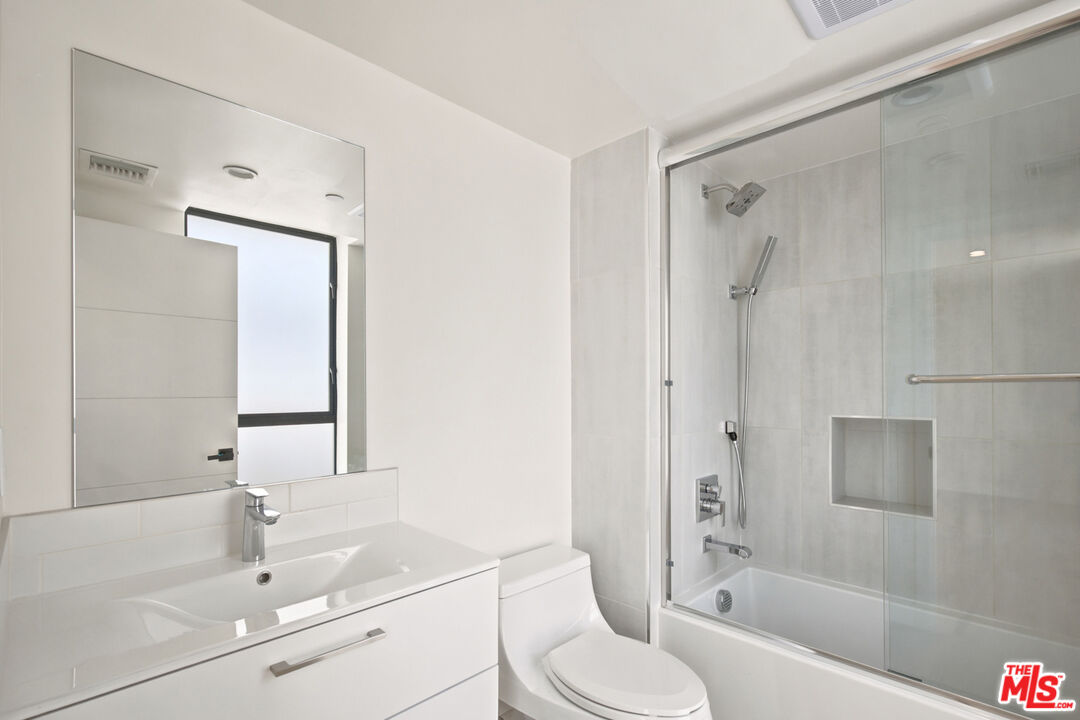 1434 N Poinsettia Pl Unit: 307