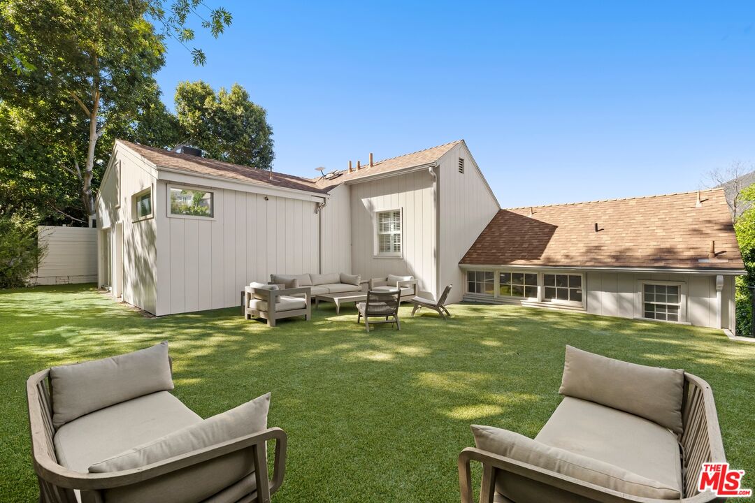 3414 N Knoll Dr