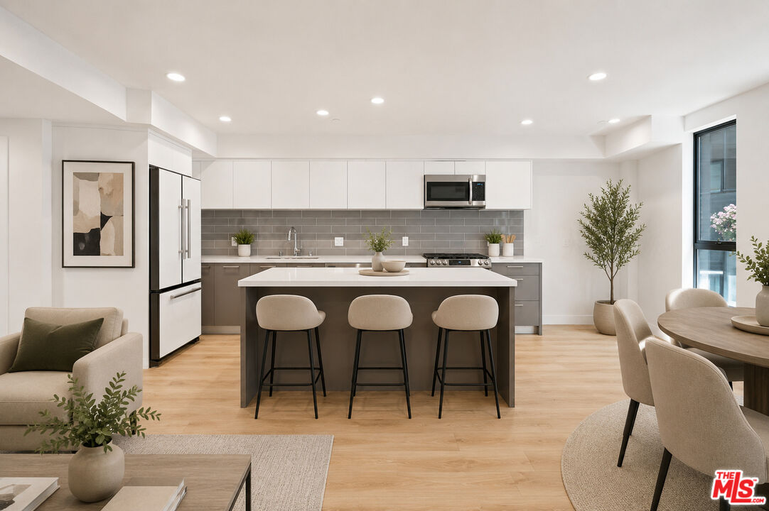 1434 N Poinsettia Pl Unit: 306