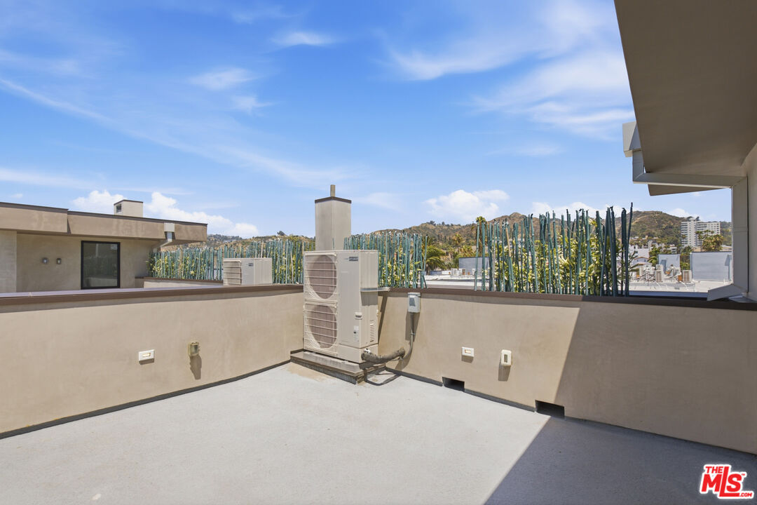1434 N Poinsettia Pl Unit: 307