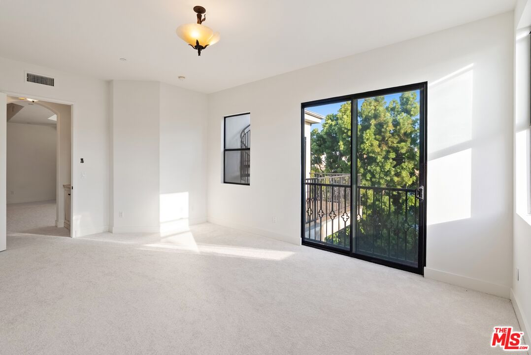 1310 Armacost Ave Unit: 401