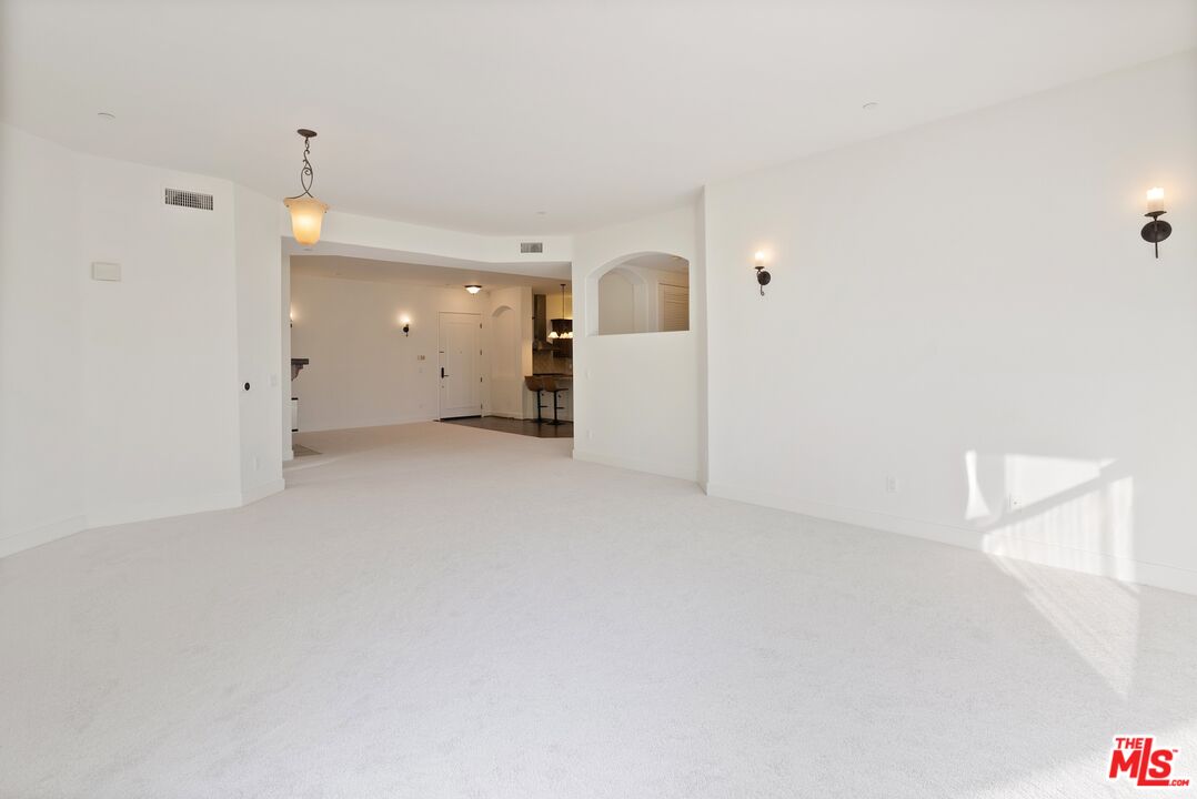 1310 Armacost Ave Unit: 401