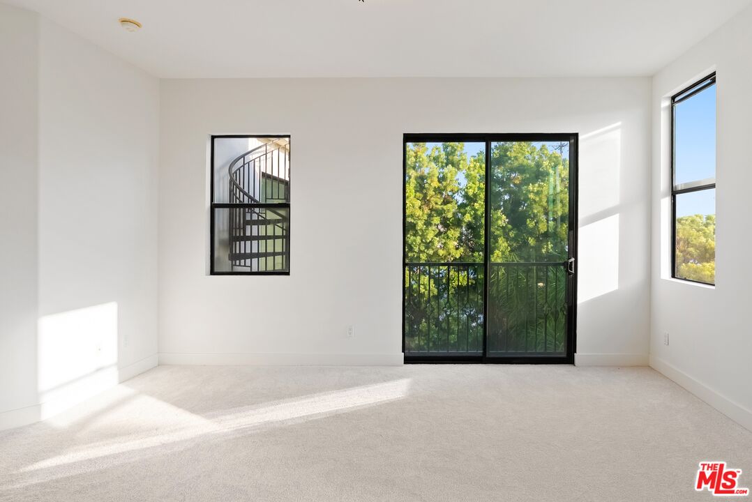 1310 Armacost Ave Unit: 401