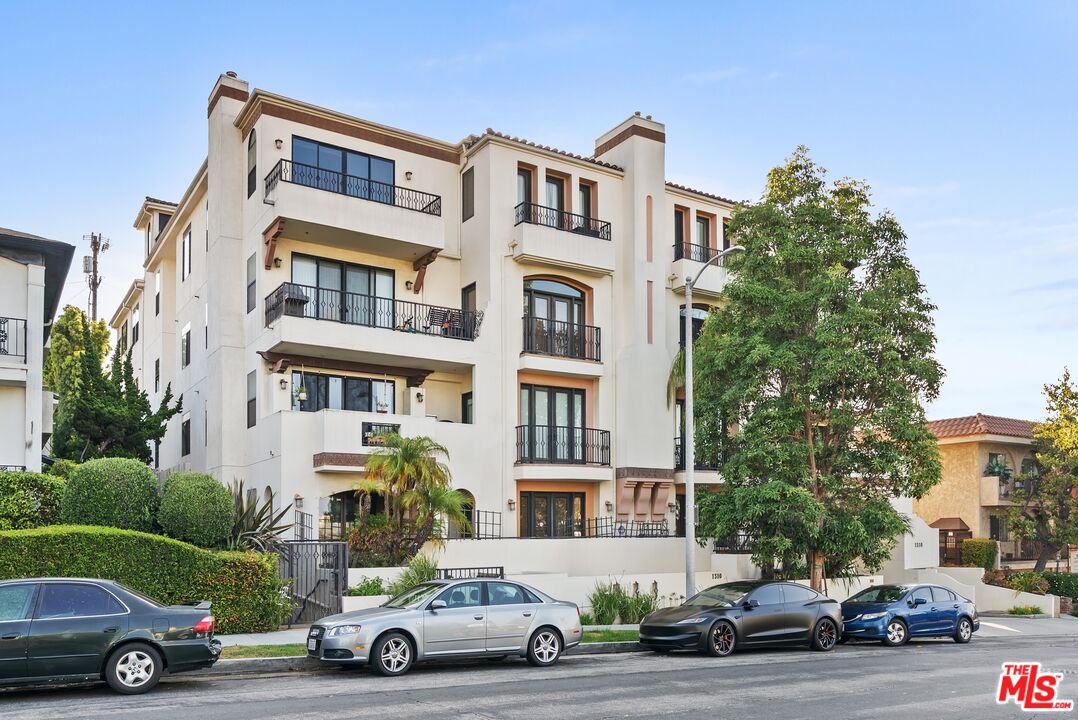 1310 Armacost Ave Unit: 401