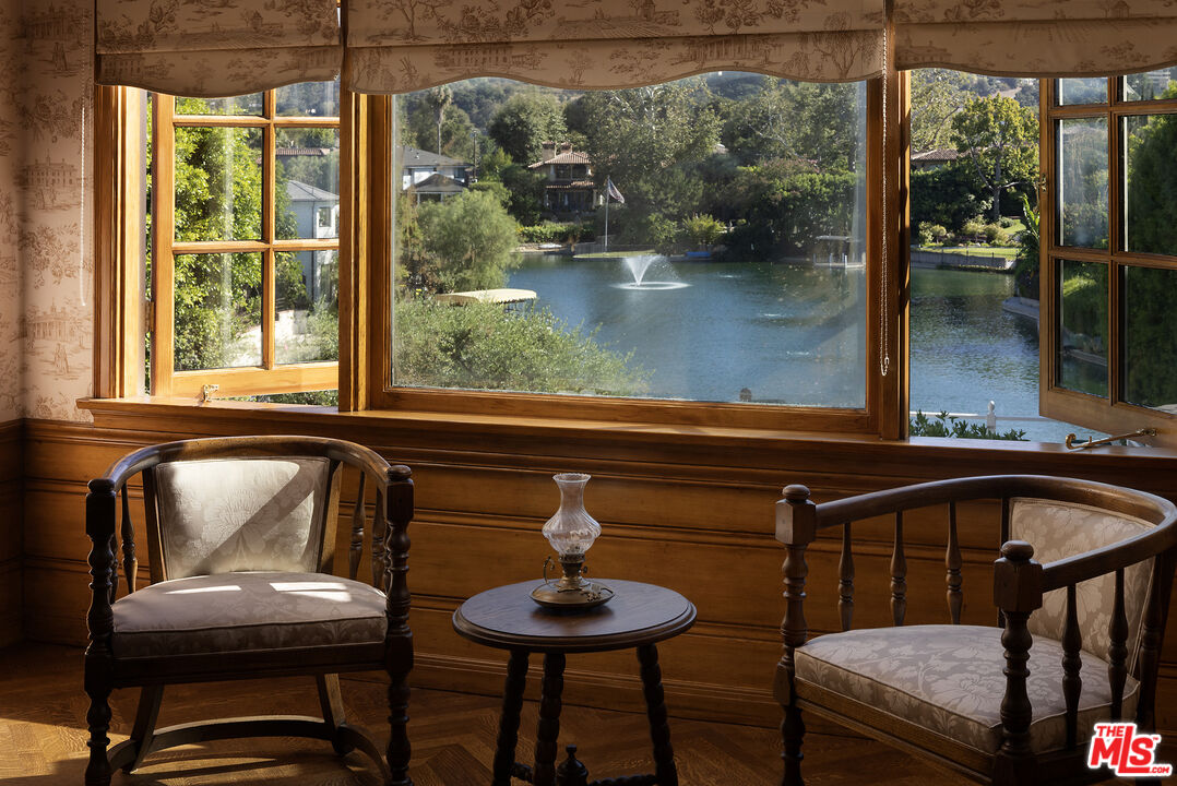 10030 Toluca Lake Ave