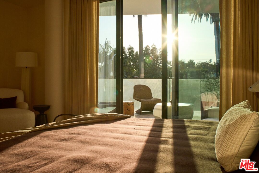 702 N Doheny Dr Unit: 301