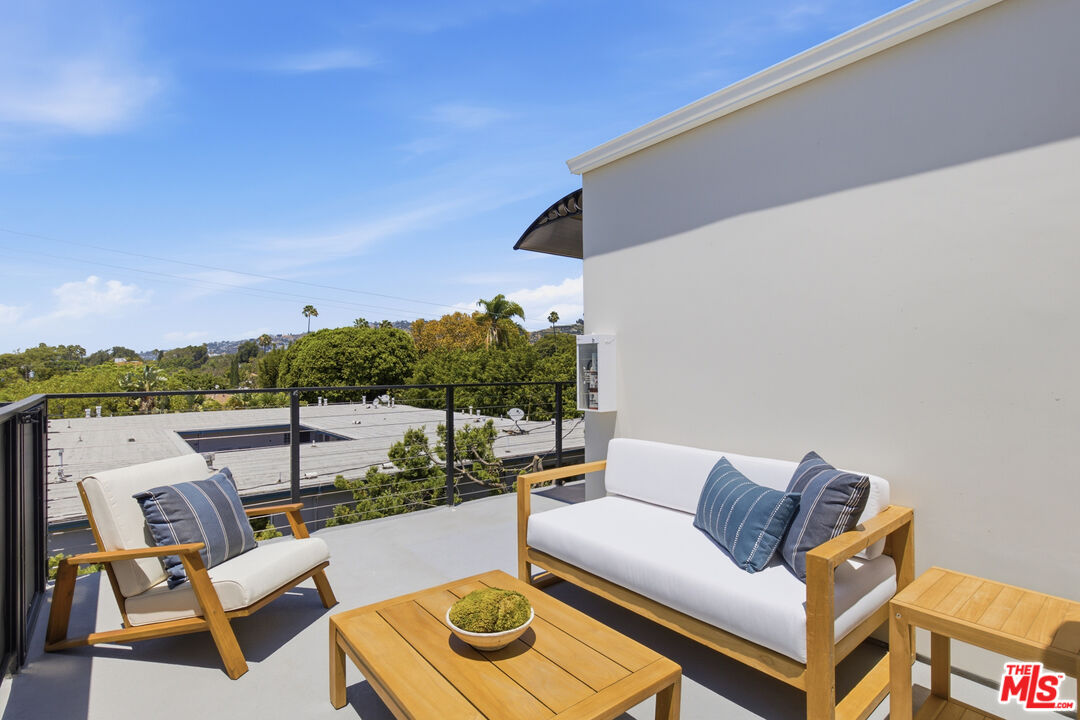 1159 N Formosa Ave Unit: 4