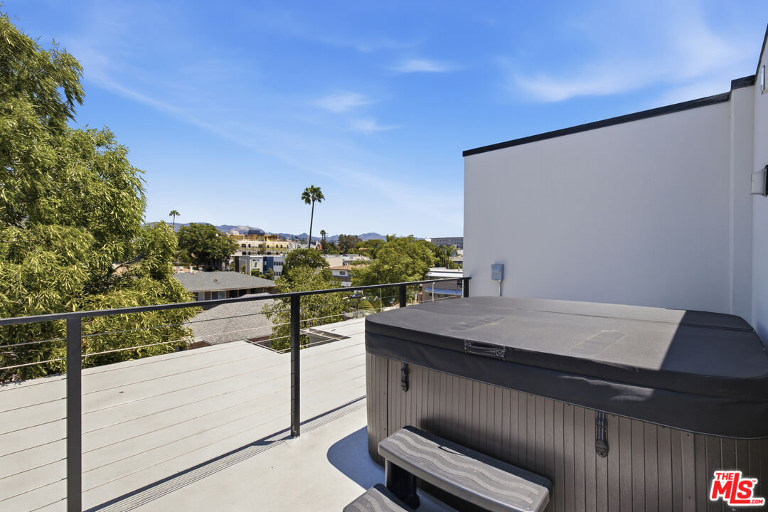 1159 N Formosa Ave Unit: 4